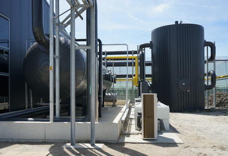 Energy center, complete distribution network, and connecting consumers