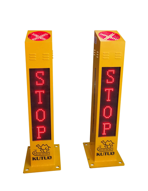 Pedestrian voice prompt pole