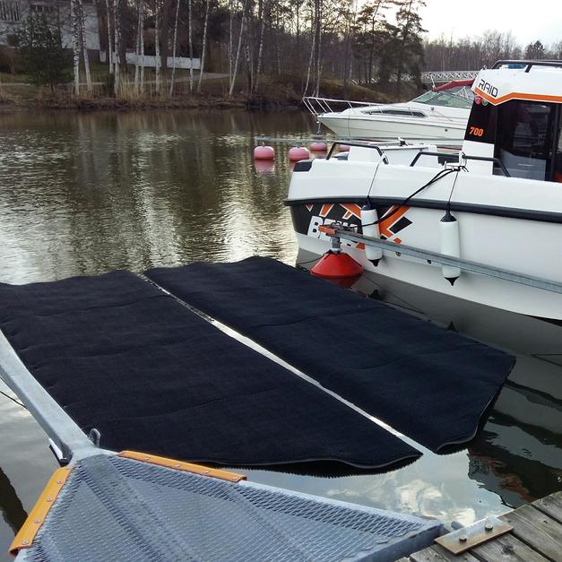 Seaboost Powerturf automatic in-water boat hull cleaning device